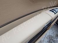 Mercedes CL63 AMG – Lavaggio e igienizzazione di tutto l'abitacolo e restauro pulsanti appiccicosi - Dettaglio bracciolo portiera guidatore. (DOPO)