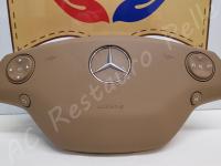 Mercedes CL63 AMG – Lavaggio e igienizzazione di tutto l'abitacolo e restauro pulsanti appiccicosi - Restauro dei comandi al volante con vernice soft touch appiccicosa. (DOPO)