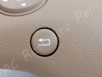 Mercedes CL63 AMG – Lavaggio e igienizzazione di tutto l'abitacolo e restauro pulsanti appiccicosi - Dettaglio del restauro dei comandi al volante con vernice soft touch appiccicosa. (DOPO)