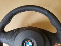 BMW serie 1 (E87) - anno 2006 -  Rivestimento volante in vera pelle con personalizzazione - Dettaglio della parte alta della corona. (DOPO)