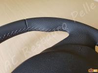 BMW serie 1 (E87) - anno 2006 -  Rivestimento volante in vera pelle con personalizzazione - Dettaglio delle cuciture nella zona sopra i pollici. (DOPO)