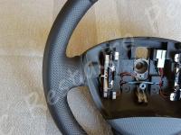 Opel Vivaro – anno 2011 – Rivestimento volante in vera pelle con personalizzazione - Particolare dell'impugnatura sinistra. (DOPO)