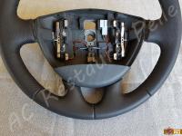 Opel Vivaro – anno 2011 – Rivestimento volante in vera pelle con personalizzazione - Particolare della parte inferiore della corona. (DOPO)