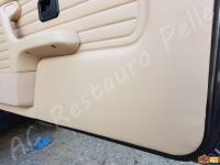 BMW 320i cabrio (E30) - anno 1989 - Restauro completo interno in pelle >>> - Particolare della parte bassa del pannello portiera lato passeggero. (DOPO)