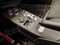 Alfa Romeo 4C – Restauro plastica appiccicosa >>>>>>>>>>>>>>>>>>>> - Panoramica del tunnel centrale con la modanatura appiccicosa. (DOPO)
