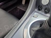 Aston Martin V8 Vantage (Alessandro Pedersoli) – Restauro degli interni - Dettagli della pelle Connolly. (-)
