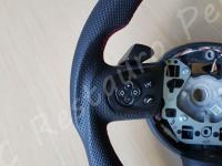 Mini Cooper S (R56) JCW - anno 2010 - Rivestimento volante in vera pelle con personalizzazione - Particolare dell'impugnatura sinistra. (DOPO)