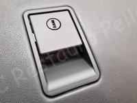 Maserati Granturismo 4.2 – Restauro completo delle plastiche abitacolo >>>>> - La maniglia del cassetto portaoggetti. (DOPO)