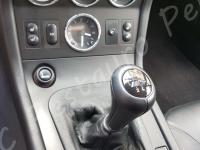 BMW Z3 roadster - anno 1997 - Restauro completo interno in pelle >>> - Dettaglio della console centrale. (DOPO)