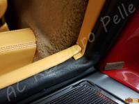Ferrari 348 TB  - anno 1990 - Restauro interno in pelle, restauro plastiche - Dettagli della pelle sul rivestimento del brancardo. (DOPO)