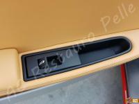 Ferrari 360 Modena - anno 2003 - Restauro completo plastiche e pulizia interno in pelle - Dettaglio della maniglia di apertura porta lato guida. (DOPO)