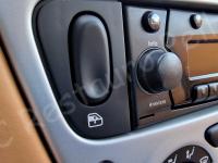 Ferrari 360 Modena – Restauro plastiche e pulizia interno >>>>>>>>>>> - Dettaglio di un pulsante degli alzacristalli elettrici. (DOPO)