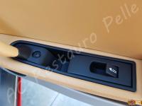 Ferrari 360 Modena - anno 2003 - Restauro completo plastiche e pulizia interno in pelle - Dettaglio della maniglia di apertura porta lato passeggero. (DOPO)