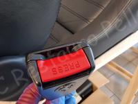 Ferrari F355 – Restauro completo degli interni (pelle e plastiche) >>>>>>> - Pulsanti di sgancio delle cinture di sicurezza. (DOPO)
