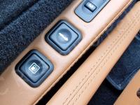 Ferrari 575M Maranello – Restauro plastiche appiccicose  >>>>>>>>>>>> - Dettaglio dei pulsanti per apertura sportello carburante e baule. (DOPO)