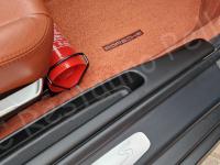 Porsche Cayman S – Restauro completo interno (pelle e plastiche) >>> - Battitacco lato passeggero. (DOPO)