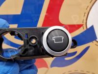 Ferrari F12 Berlinetta – Restauro completo delle plastiche >>>>>>>>>>>> - Il pulsante per l'accensione manuale della telecamera posteriore. (DOPO)