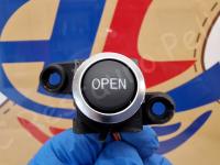 Ferrari F12 Berlinetta – Restauro completo delle plastiche >>>>>>>>>>>> - Il pulsante per l'apertura del cassetto portaoggetti. (DOPO)