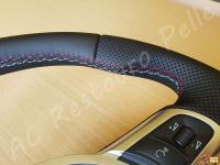 AUDI TT-S (Mk2) - anno 2010 - Rivestimento volante in vera pelle con personalizzazione  - Particolare delle cuciture sulle impugnature. (DOPO)
