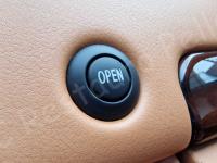 Maserati Quattroporte – Restauro completo delle plastiche e del cielo >>> - Il pulsante di apertura del cassetto portaoggetti. (DOPO)