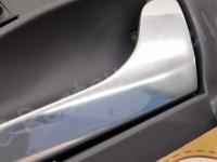 Maserati Quattroporte – Restauro completo delle plastiche e del cielo >>> - Dettaglio della maniglia in acciaio. (DOPO)