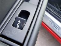 Ferrari 360 Modena – Restauro completo degli interni (pelle e plastiche)  - Dettaglio della maniglia e della sicura. (DOPO)