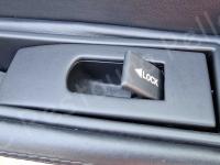 Ferrari 360 Modena – Restauro completo degli interni (pelle e plastiche)  - Dettaglio della maniglia e della sicura. (DOPO)