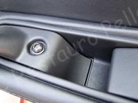 Ferrari 360 Modena – Restauro completo degli interni (pelle e plastiche)  - Dettaglio della parte bassa del maniglione tiraporta. (DOPO)