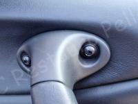 Ferrari 360 Modena – Restauro completo degli interni (pelle e plastiche)  - Dettaglio della parte superiore del maniglione tiraporta. (DOPO)