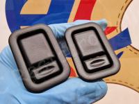 Maserati Granturismo – Restauro completo delle plastiche appiccicose - Appendiabiti a scomparsa. (DOPO)