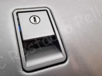 Maserati Granturismo – Restauro completo delle plastiche appiccicose - Maniglia cassetto portaoggetti lato passeggero. (DOPO)