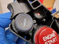 Ferrari FF – Restauro completo delle plastiche appiccicose >>>>>>>>>>>>>> - Il pulsante per gestire gli ammortizzatori. (DOPO)