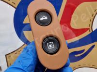 Ferrari FF – Restauro completo delle plastiche appiccicose >>>>>>>>>>>>>> - I pulsanti per l'apertura del vano bagagli e dello sportello carburante. (DOPO)