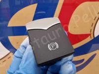 Maserati Quattroporte S – Restauro completo delle plastiche appiccicose - Il pulsante del freno di stazionamento. (DOPO)