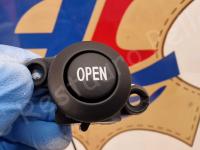 Maserati Quattroporte S – Restauro completo delle plastiche appiccicose - Il pulsante di apertura del cassetto portaoggetti. (DOPO)