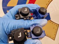 Maserati Quattroporte S – Restauro completo delle plastiche appiccicose - I comandi per il massaggio dei sedili posteriori. (DOPO)