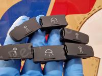 Maserati Quattroporte S – Restauro completo delle plastiche appiccicose - I pulsanti delle plafoniere. (DOPO)