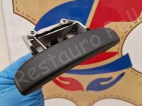 Maserati Quattroporte S – Restauro completo delle plastiche appiccicose - La maniglia di apertura del cassetto portaoggetti sul bracciolo centrale. (DOPO)