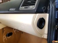 Ferrari 456 GT - anno 1994 - Pulizia interno in pelle e piccoli restauri ai sedili - Dettaglio della parte inferiore del cruscotto lato passeggero. (DOPO)