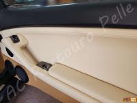 Ferrari 456 GT - anno 1994 - Pulizia interno in pelle e piccoli restauri ai sedili - Dettaglio della portiera lato passeggero. (DOPO)