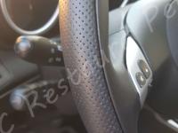 Alfa Romeo 156  - anno 2004 - Restauro volante, lavaggio interno e restauro plastiche. - Dettaglio dell'impugnatura sinistra. (DOPO)