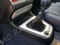 Alfa Romeo 156  - anno 2004 - Restauro volante, lavaggio interno e restauro plastiche. - Particolare della zona del cambio. (DOPO)