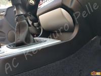 Alfa Romeo 156  - anno 2004 - Restauro volante, lavaggio interno e restauro plastiche. - Particolare della plastica intorno alla leva del cambio lato passeggero. (DOPO)