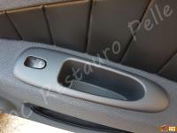 Alfa Romeo 156  - anno 2004 - Restauro volante, lavaggio interno e restauro plastiche. - Dettaglio plastiche portiera lato passeggero. (DOPO)