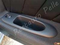 Alfa Romeo 156  - anno 2004 - Restauro volante, lavaggio interno e restauro plastiche. - Dettaglio plastiche portiera posteriore destra. (DOPO)