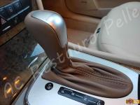 Mercedes classe E 320CDI (W211) - anno 2006 - Restauro completo interno in pelle  - Anche la leva del cambio versava in condizioni critiche. (DOPO)