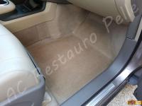 Nissan Murano  - anno 2009 - Pulizia interno in pelle e restauro pomello cambio - Particolare zona piedi lato passeggero. (DOPO)