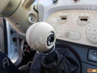 Fiat 500 - anno 2009 - Rivestimento volante e pomello cambio in vera pelle - Panoramica del pomello del cambio. (DOPO)