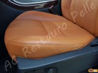 Range Rover Sport - anno 2010 - Restauro di sedili e plastiche e pulizia interno in pelle - Dettaglio del fianchetto sinistro della seduta lato guida. (DOPO)