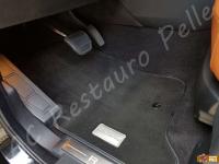 Range Rover Sport - anno 2010 - Restauro di sedili e plastiche e pulizia interno in pelle - Particolare della zona piedi lato guida. (DOPO)